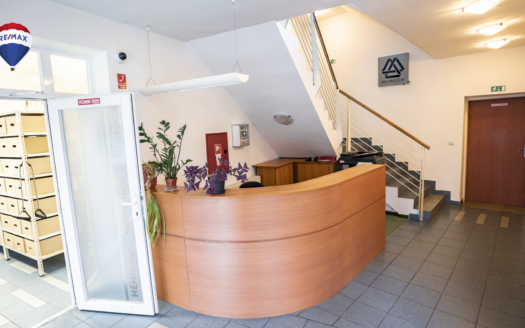 REMAX Ponúka na prenájom celé poschodie v komerčnej budove